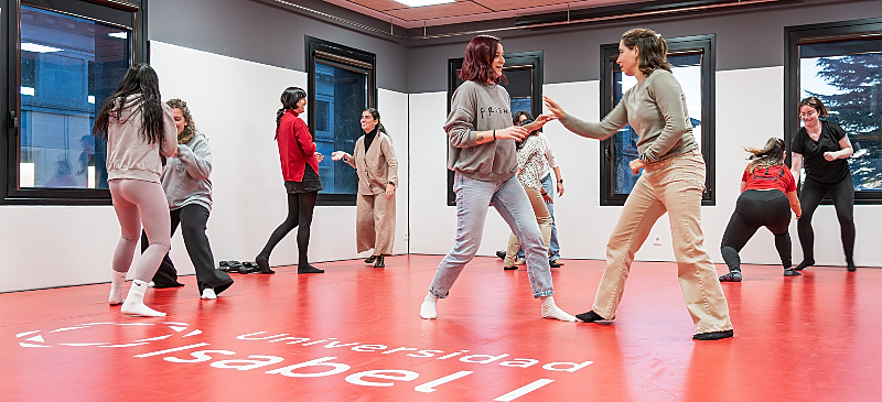 Curso de defensa personal en el tatami de la Universidad Isabel I