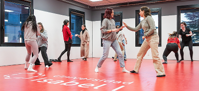 Curso de defensa personal en el tatami de la Universidad Isabel I