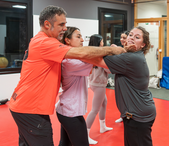 Maniobras para defenderse ante una persona que trata de estrangular a su víctima