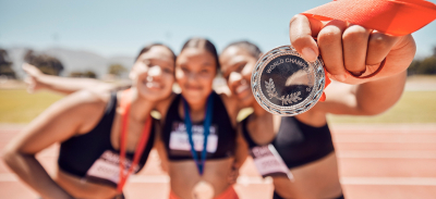 Deportistas de élite mostrando sus medallas