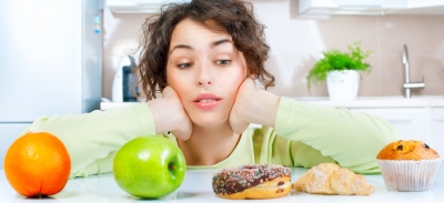 Chica decidiendo que alimentos escoger
