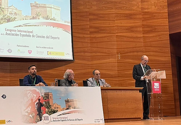 El profesor Martín del Burgo al recibir el premio