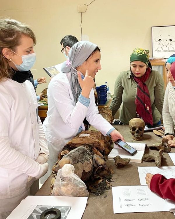 El equipo de trabajo durante el análisis de la momia egipcia.