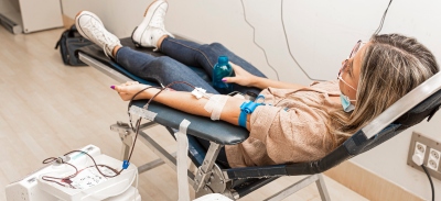 Voluntaria de la Universidad Isabel I donando sangre