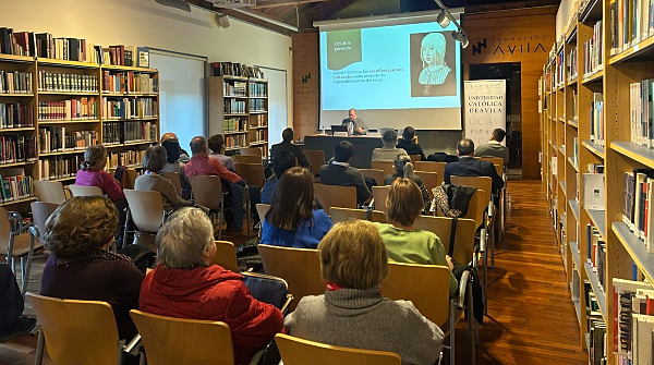 Eduardo Fernández durante la conferencia. Imagen cedida por la UCAV