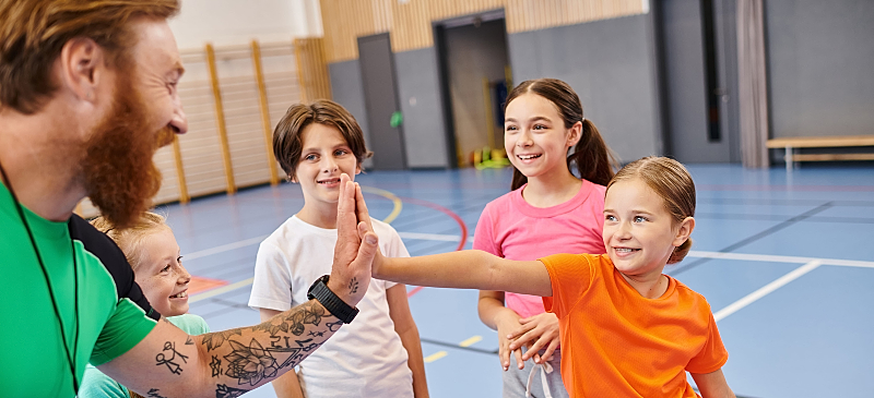 Clase de educación física en un polideportivo