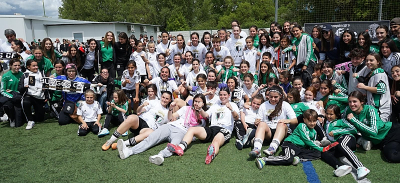 El equipo festejando el ascenso