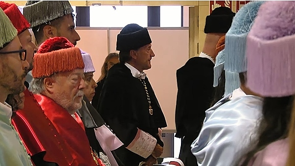 El rector entrando en el acto de apertura del curso