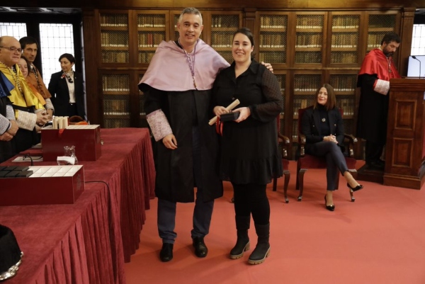 Lucía Rodríguez con su diploma de reconocimiento a su tesis doctoral