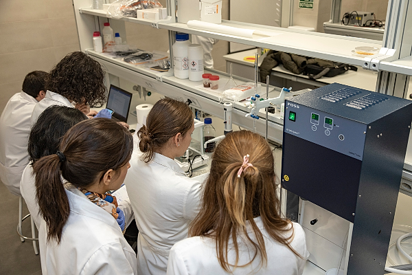 Alumnos y profesores en uno de los laboratorios de la Universidad Isabel I