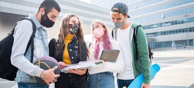 Estudiantes erasmus+ con mascarilla