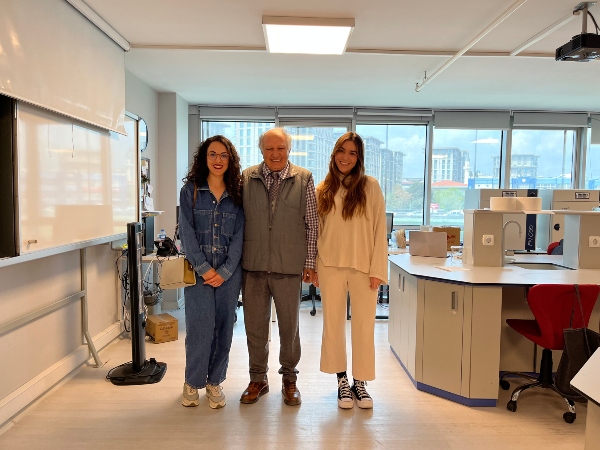 Marta Aguado y María Martínez con Dr. Şükrü Karataş en los laboratorios de nutrición de Arel University.