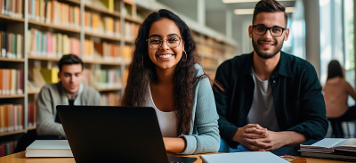 Estudiantes en una biblioteca