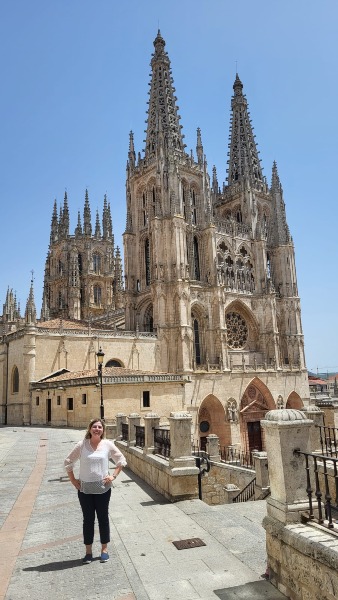 Erika en frente a la Catedral de Burgos
