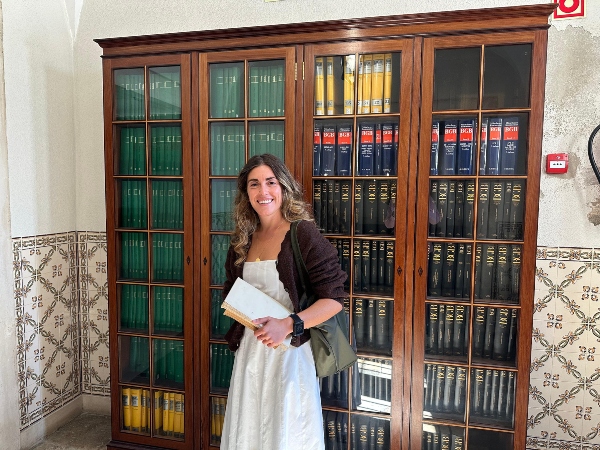 Ester Renedo en la biblioteca