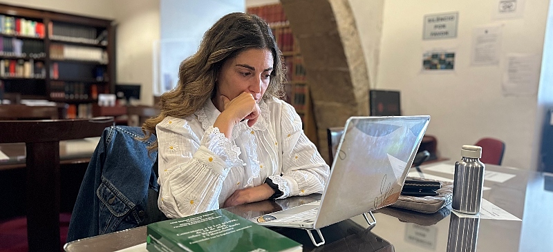 Ester Renedo estudiando en la Universidad de Coimbra