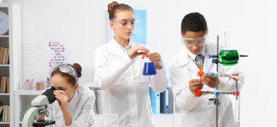 Estudiantes en el laboratorio de química