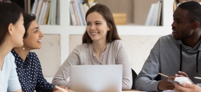 Estudiantes trabajando en equipo