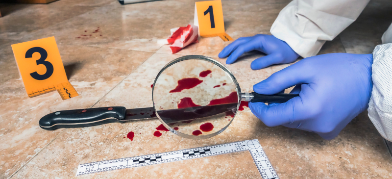 Manchas de sangre en el escenario de un crimen
