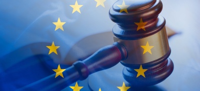 Europa con bandera y mazo de juez