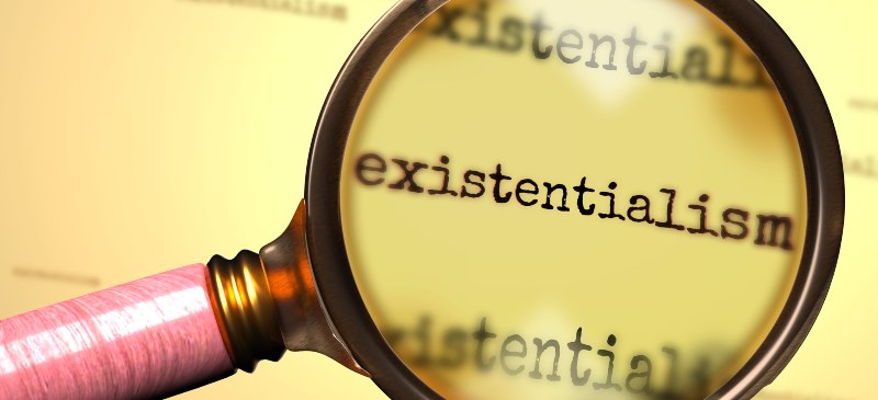 lupa que señala la palabra existencialismo