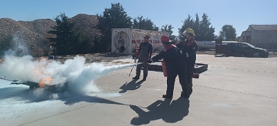 extinción de un fuego con extintor de polvo co2