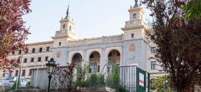 Fachada principal de la Universidad Isabel I