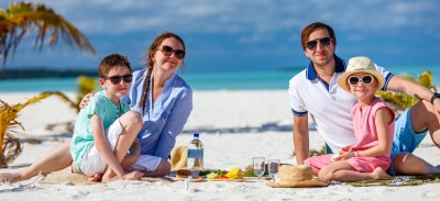 Familia comiendo en la playa
