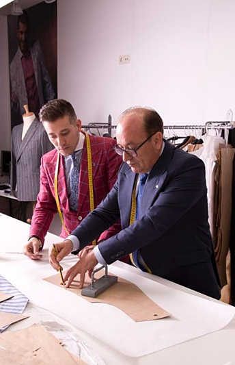 Félix Ramiro y su hijo en el taller de sastrería