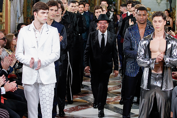 Félix Ramiro saluda tras uno de sus desfiles