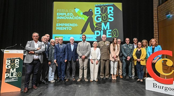 Patricia Cabrero con el resto de las instituciones que inauguraron la feria Burgos Emplea 2025.