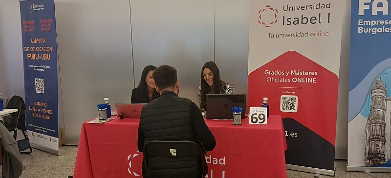 Marina Nieto y Gloria López en el stand de la Universidad Isabel I