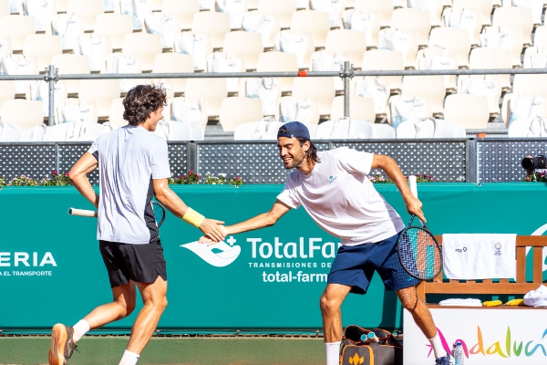 Mario Mansilla y Bruno Pujol se felicitan por el resultado del partido
