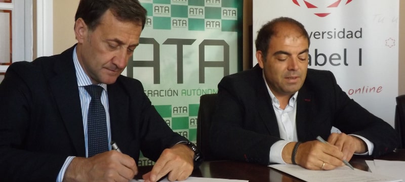 A la izquierda, el rector de la Universidad Isabel I, Alberto Gómez Barahona. A la derecha, el presidente de ATA, Lorenzo Amor