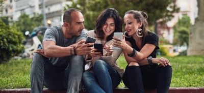 Jóvenes mirando una noticia en el móvil