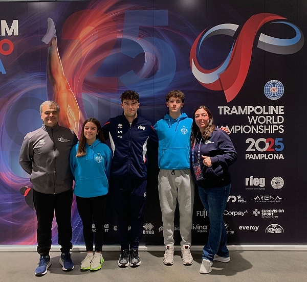 El profesor con su equipo en el Mundial de Pamplona 2025