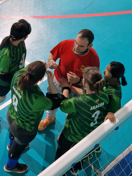 Daniel Palacín entrenador de goalball dando instrucciones al equipo femenino