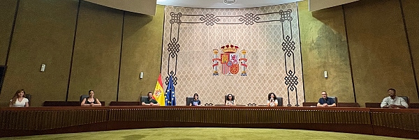 Los alumnos y docentes en la sala de vistas
