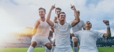 Equipo de fútbol festejando un gol