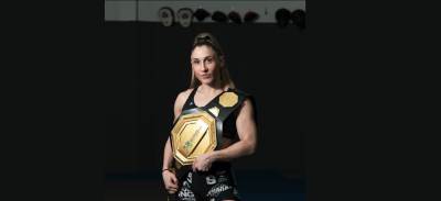 Isabel Calvo con el cinturón de Campeona del Mundo en su modalidad