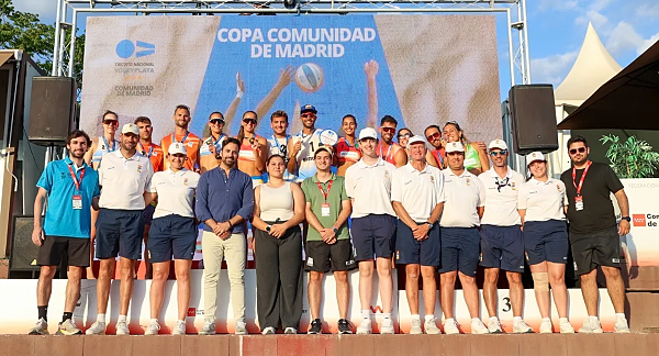 Pablo Pérez, plata en Copa de Vóley Playa de la Comunidad de Madrid. Ambos con camiseta naranja en la izquierda superior de la foto.