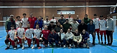 Los alumnos y los jugadores del equipo de voleibol burgalés