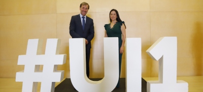 Iliana Paola Quintana con el Rector