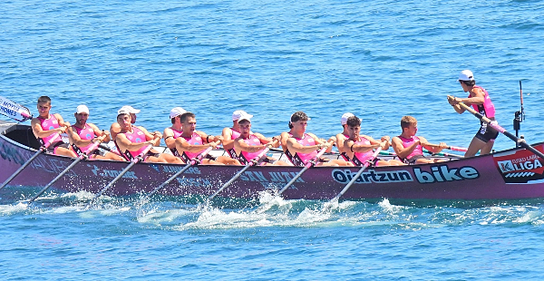 La trainera durante la regata
