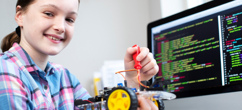 Niña programando un robot