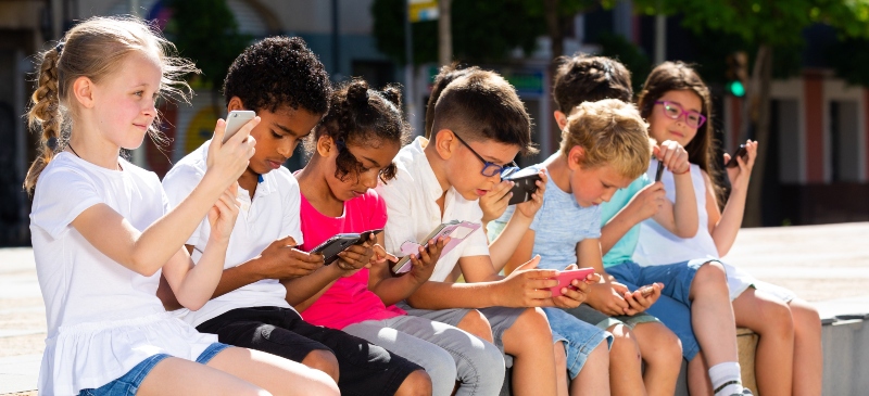 Niños utilizando dispositivos electrónicos