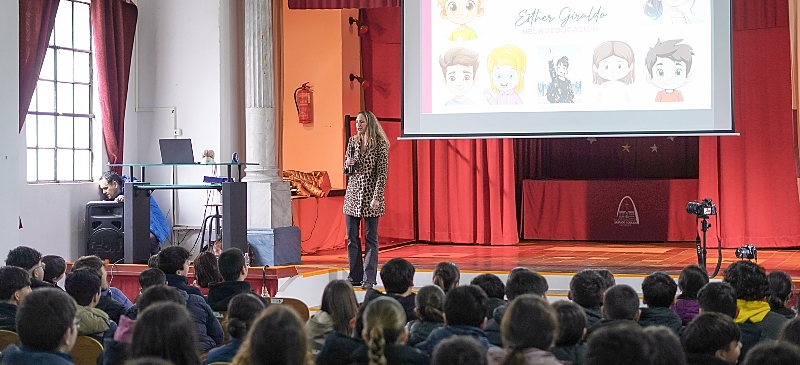 Intervención de Esther Giraldo en la charla 'Neurobiología del alcohol para jóvenes'