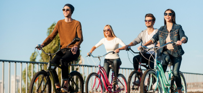 Grupo de personas en bici por la ciudad