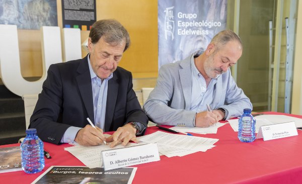 Alberto Gómez Barahona y Fernando Pino firmando el convenio de colaboración