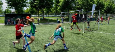 Jóvenes jugando al balonmano